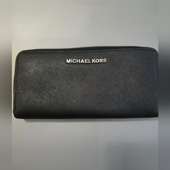 Michael Kors Large Zip Around Wallet in black with silver hardware - Picture 1 of 4
